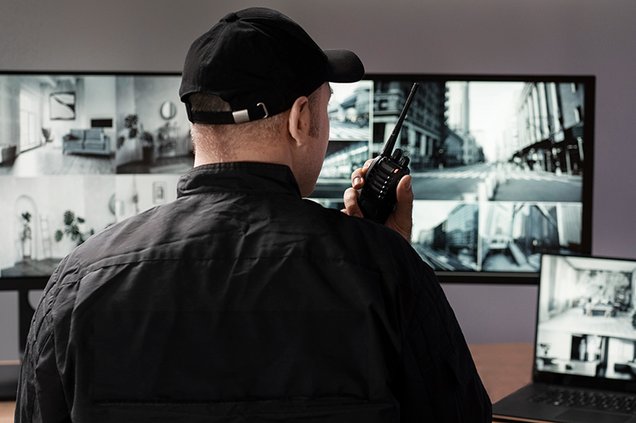 oewd-nsc-videoueberwachung-mitarbeiter.jpg Mitarbeiter des ÖWD überwacht Videoaufzeichnungen auf mehreren Monitoren im NSC